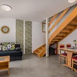 1 Bedroom Front In Apartment *