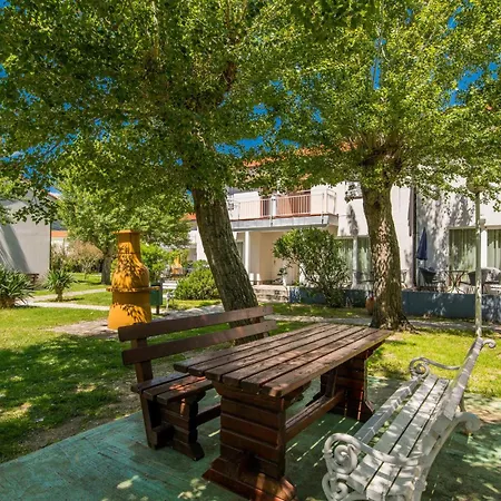 1 Bedroom Front In Apartment *