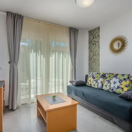 1 Bedroom Front In