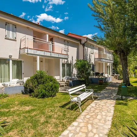 1 Bedroom Awesome In Διαμέρισμα *